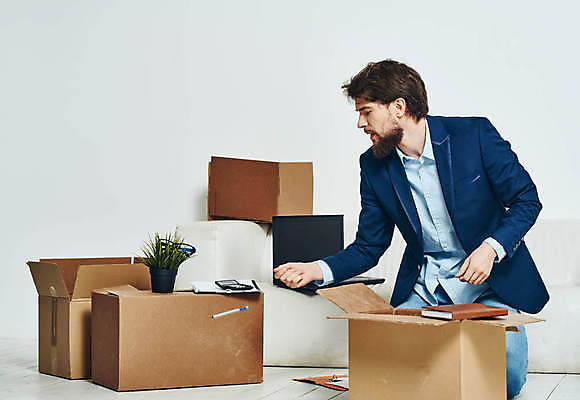 포토 JPG 해외이미지 전신 백인 응시 남자 실내 한명 성인 앞모습 상자 소파 비즈니스맨 이사 무릎꿇기 이삿짐 짐싸기 성인남자한명만 해외포토 서양인 1 시선 뷰포인트 의자 비즈니스 모션 사람 내부 직장인 남자한명만 성인남자만 파일형식 이미지허브