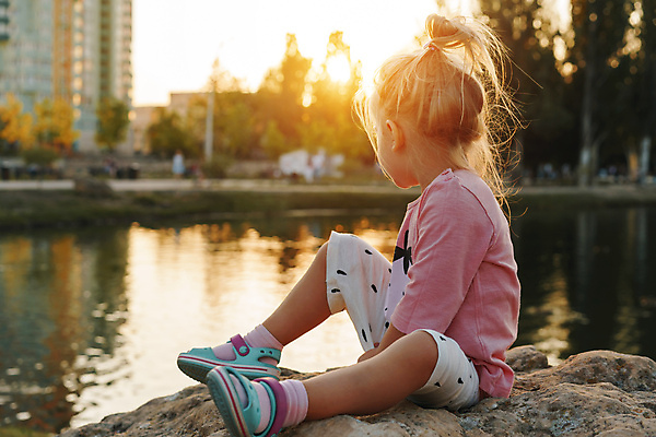 포토 JPG 해외이미지 주간 전신 서양인 여자 어린이 한명 앉기 야외 옆모습 아웃포커스 강 햇빛 반사 소녀한명만 해외포토 자연요소 외국인 1 뷰포인트 모션 촬영기법 사람 태양 여자한명만 소녀만 파일형식 이미지허브