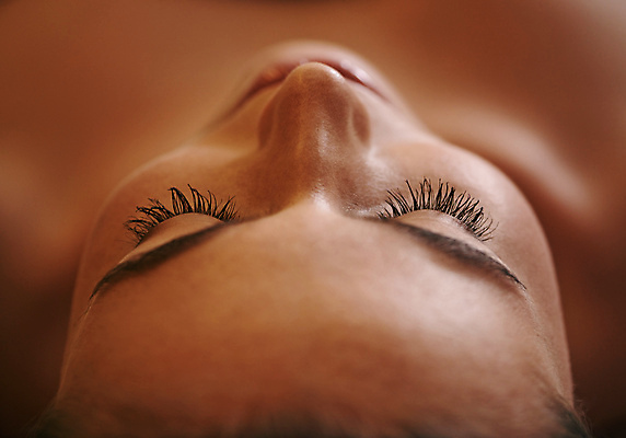 포토 JPG 해외이미지 여자 한명 상반신 성인 뷰티 눈감음 성인여자한명만 해외포토 1 모션 사람 여자한명만 성인여자만 파일형식 이미지허브