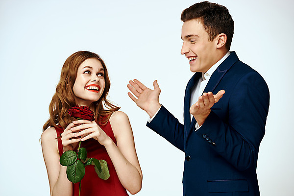 포토 JPG 해외이미지 백인 커플 여자 남자 포옹 들기 상반신 성인 두명 장미 낭만 우아함 성인만 해외포토 서양인 꽃 컨셉 관계 안기 모션 사람 파일형식 이미지허브