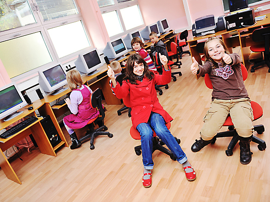 포토 JPG 해외이미지 여자 교육 남자 행복 어린이 의자 교실 학교 수업 함께함 사람 앉기 소년 친구 학습 스터디 컴퓨터 교사 가르침 그룹 책상 어린이만 해외포토 직업 감정 가구 컨셉 관계 모션 전자제품 파일형식 이미지허브