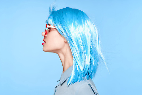 포토 JPG 해외이미지 여자 하늘색 한명 상반신 성인 옆모습 선글라스 가발 성인여자한명만 힙스터 해외포토 1 패션 안경 뷰포인트 사람 파란색 여자한명만 성인여자만 파일형식 이미지허브