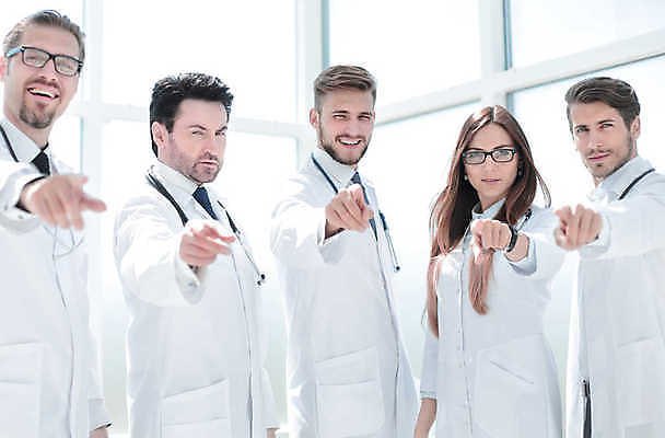 포토 JPG 해외이미지 서양인 여자 남자 협력 미소 여러명 상반신 성인 가리킴 의사가운 비즈니스맨 비즈니스우먼 동료 성인만 해외포토 외국인 다수 비즈니스 관계 표정 사람 손짓 의사 가운 직장인 파일형식 이미지허브