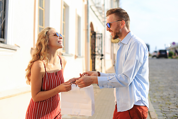 포토 JPG 해외이미지 커플 여자 남자 여행 창문 거리 웃음 상반신 성인 야외 두명 건물 옆모습 선글라스 마주보기 손잡기 성인만 해외포토 건축물 안경 뷰포인트 관계 모션 표정 사람 파일형식 이미지허브