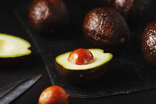 포토 JPG 해외이미지 과일 검은배경 단면 씨앗 사람없음 아웃포커스 신선 유기농 아보카도 과도 나무도마 해외포토 식물 웰빙 백그라운드 도마 촬영기법 목재 검은색 파일형식 이미지허브