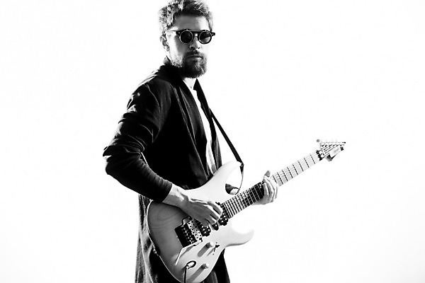 포토 JPG 해외이미지 남자 연주 흑백 한명 상반신 성인 옆모습 선글라스 기타 매기 기타리스트 로큰롤 락스타 성인남자한명만 해외포토 1 안경 음악 뷰포인트 모션 현악기 촬영기법 사람 연주자 남자한명만 성인남자만 파일형식 이미지허브