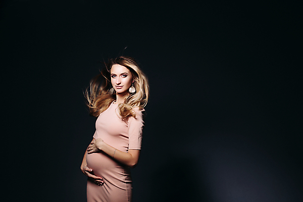 포토 JPG 해외이미지 백인 1 긴머리 여자 행복 어린이 가족 엄마 사랑 한명 서기 사람 옆모습 금발 뷰티 화목 임신 꿈 낭만 아기 출산 우아함 내추럴 혼자 해외포토 서양인 헤어스타일 감정 뷰포인트 컨셉 관계 모션 파일형식 이미지허브