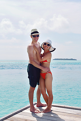 포토 JPG 해외이미지 주간 전신 라이프스타일 커플 여자 남자 수영복 바다 데이트 안기 휴식 사랑 성인 야외 두명 옆모습 여름 맑음 성인만 해외포토 자연요소 옷 계절 감정 뷰포인트 컨셉 관계 모션 날씨 사람 생활 파일형식 이미지허브