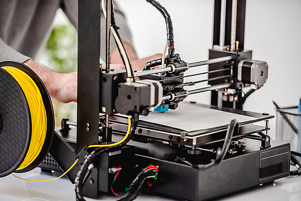 포토 JPG 해외이미지 손 실내 상반신 신체부위 과학기술 작업 기술자 제조 만들기 인공 3D프린터 4차산업 해외포토 직업 산업 모션 기술 사람 내부 인쇄기 파일형식 이미지허브