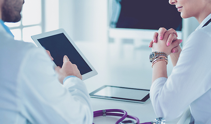 포토 JPG 해외이미지 직업 여자 남자 종이 백그라운드 컨셉 유니폼 비즈니스 가족 탁자 노동자 건강 병원 사람 앉기 성인 두명 노트북 컴퓨터 사무실 알약 약 의사 업무 비즈니스맨 체험 동료 직원 처방 돌봄 해외포토 옷 가구 의학 관계 모션 전자제품 의료진 작업 직장인 파일형식 이미지허브