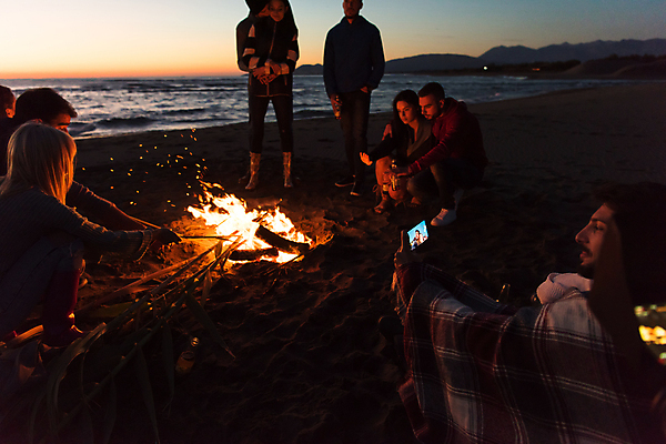 포토 JPG 해외이미지 전신 커플 여자 남자 함께함 서기 들기 앉기 여러명 상반신 성인 해변 야외 앞모습 옆모습 친구 카메라 사진촬영 어둠 캠핑 야간 모닥불 백허그 성인만 해외포토 자연요소 바다 뷰포인트 다수 컨셉 관계 모션 포옹 불 레저 사람 전자제품 촬영 파일형식 이미지허브