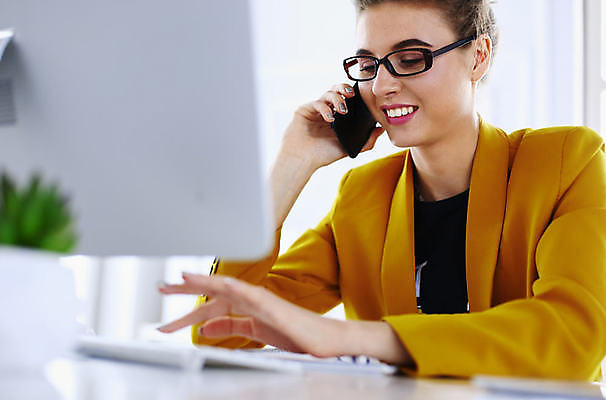 포토 JPG 해외이미지 백인 1 라이프스타일 응시 여자 유럽 얼굴 백그라운드 돈 비즈니스 모바일 주택 실내 대화 한명 사람 성인 노트북 빛 스마트폰 컴퓨터 사무실 주방 스크린 방 흰색 타이핑 업무 비즈니스우먼 전화기 스마트 집중 부름 편리함 정중 혼자 해외포토 서양인 시선 나라 컬러 컨셉 모션 말하기 내부 건물 생활 신체부위 전자제품 핸드폰 스마트기기 작업 직장인 재산 파일형식 이미지허브