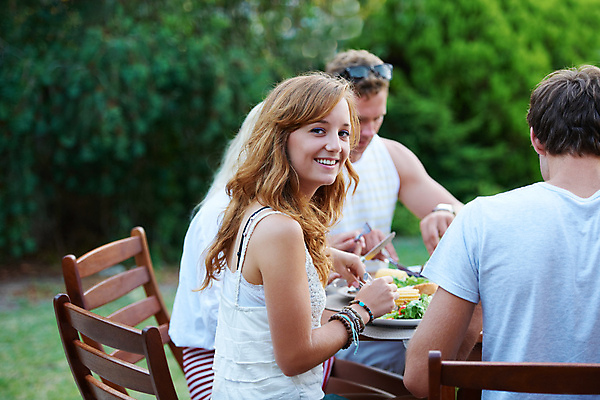 포토 JPG 해외이미지 주간 라이프스타일 커플 여자 남자 행복 앉기 여러명 상반신 성인 야외 앞모습 옆모습 뒷모습 식사 우정 그룹 점심식사 성인만 해외포토 자연요소 감정 뷰포인트 다수 관계 모션 사람 생활 친구 파일형식 이미지허브