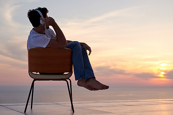 포토 JPG 해외이미지 전신 남자 의자 비즈니스 하늘 휴식 한명 앉기 성인 야외 옆모습 노을 헤드셋 자유 옥상 성인남자한명만 해외포토 자연요소 1 뷰포인트 음향기기 가구 컨셉 모션 사람 헤드폰 남자한명만 성인남자만 파일형식 이미지허브