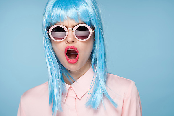 포토 JPG 해외이미지 여자 하늘색 입벌림 한명 상반신 성인 앞모습 선글라스 놀람 가발 성인여자한명만 힙스터 해외포토 1 패션 감정 안경 뷰포인트 표정 사람 파란색 여자한명만 성인여자만 파일형식 이미지허브