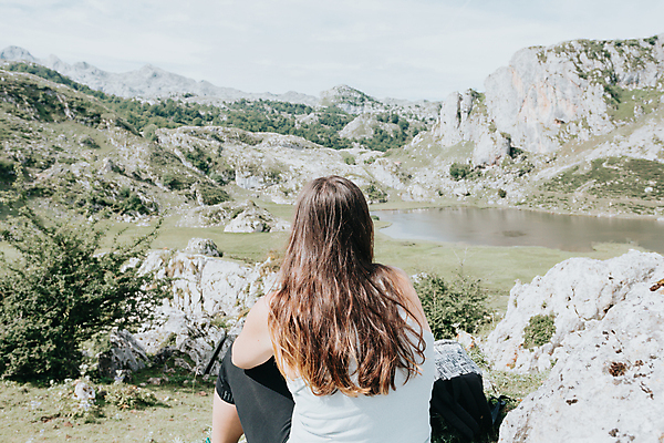 포토 JPG 해외이미지 주간 여자 여행 휴식 산 한명 앉기 상반신 성인 야외 뒷모습 혼자 성인여자한명만 해외포토 자연요소 1 뷰포인트 컨셉 모션 사람 여자한명만 성인여자만 파일형식 이미지허브