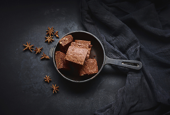 포토 JPG 해외이미지 검은배경 디저트 사람없음 초콜릿 프라이팬 달콤 브라우니 팔각회향 해외포토 음식 백그라운드 주방용품 검은색 맛 향신료 파일형식 이미지허브