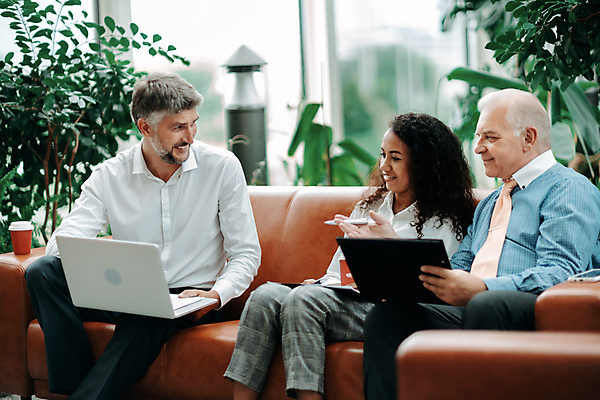 포토 JPG 해외이미지 직업 여자 남자 종이 회사 비즈니스 사업가 통신 새로움 아이디어 함께함 대화 성인 세명 금융 노트북 소파 사무실 정보 비즈니스맨 비즈니스우먼 그룹 구매 토론 종업원 고객 동료 계약 컨설턴트 상담 리더 문서 투자 마케팅 조언 프로젝트 치프 해외포토 컨셉 의자 관계 말하기 사람 경제 전자제품 쇼핑 직장인 전문직 파일형식 이미지허브