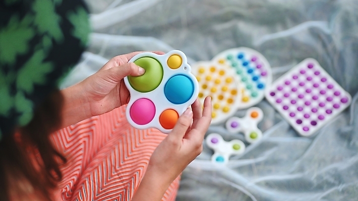 포토 JPG 해외이미지 라이프스타일 여자 어린이 휴식 들기 취미 아웃포커스 장난감 누름 팝아트 소녀한명만 푸시팝 해외포토 컨셉 모션 촬영기법 사람 생활 그림 여자한명만 소녀만 파일형식 이미지허브