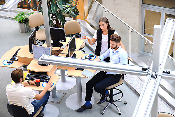 포토 JPG 해외이미지 전신 여자 남자 비즈니스 실내 앉기 성인 앞모습 옆모습 뒷모습 세명 컴퓨터 하이앵글 사무실 비즈니스맨 비즈니스우먼 토론 성인만 해외포토 뷰포인트 모션 사람 내부 전자제품 직장인 파일형식 이미지허브