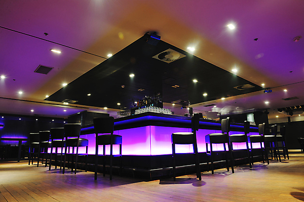 포토 JPG 해외이미지 로우앵글 의자 조명 사람없음 빛 인테리어 보라색 공간 바 모던 나무바닥 칵테일바 해외포토 디자인 뷰포인트 컬러 가구 바닥 선술집 파일형식 이미지허브