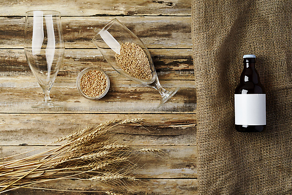 포토 JPG 해외이미지 실내 사람없음 하이앵글 보리 맥주잔 맥주병 한병 목업 나무배경 해외포토 1 뷰포인트 백그라운드 술잔 술병 곡류 맥주 내부 병_담는 파일형식 이미지허브