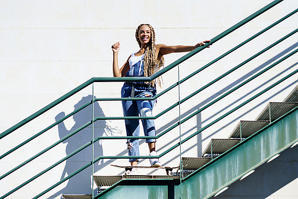 포토 JPG 해외이미지 모델 라이프스타일 헤어스타일 여자 거리 갈색머리 한명 사람 20대 성인 야외 뷰티 유행 검은색 스케이트 도시 스케이트보드 시원함 펑키 스케이터 얇은 스타일 카피스페이스 해외포토 1 스포츠용품 컬러 운동선수 청년 생활 공백 보드_스포츠 파일형식 이미지허브