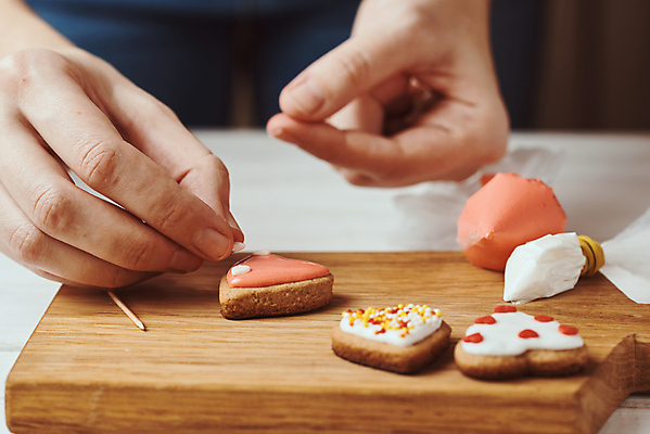 포토 JPG 해외이미지 손 발렌타인데이 사랑 신체부위 장식 쿠키 제과 하트 잡기 나무도마 스프링클 프로스팅 해외포토 모양 감정 모션 데이이벤트 디저트 도마 사람 목재 제과제빵 제빵 파일형식 이미지허브