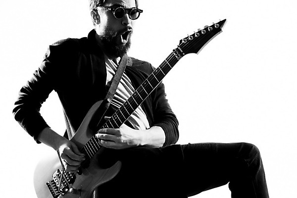 포토 JPG 해외이미지 남자 연주 흑백 한명 상반신 성인 앞모습 선글라스 외침 기타 매기 기타리스트 로큰롤 락스타 성인남자한명만 해외포토 1 안경 음악 뷰포인트 모션 현악기 촬영기법 사람 소리 연주자 남자한명만 성인남자만 파일형식 이미지허브