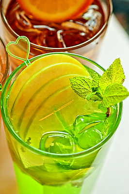 포토 JPG 해외이미지 오렌지 잔 실내 사람없음 아웃포커스 하이앵글 얼음 레몬 민트 흰배경 이쑤시개장식 해외포토 자연요소 식기 뷰포인트 백그라운드 과일 촬영기법 내부 장식 흰색 허브 이쑤시개 파일형식 이미지허브