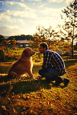 포토 JPG 해외이미지 주간 전신 한마리 남자 행복 반려견 함께함 한명 웃음 성인 야외 옆모습 친구 반려동물 마주보기 우정 강아지 즐거움 마주앉기 대형견 성인남자한명만 해외포토 자연요소 동물 1 감정 뷰포인트 컨셉 관계 모션 표정 사람 앉기 개 남자한명만 성인남자만 파일형식 이미지허브