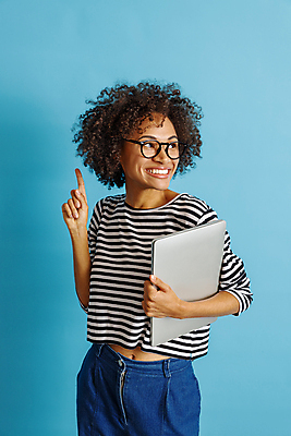 포토 JPG 해외이미지 서양인 여자 하늘색 한명 미소 들기 상반신 성인 앞모습 노트북 컴퓨터 기쁨 가리킴 성인여자한명만 안경낌 해외포토 외국인 1 감정 안경 뷰포인트 모션 표정 사람 손짓 파란색 전자제품 여자한명만 성인여자만 파일형식 이미지허브