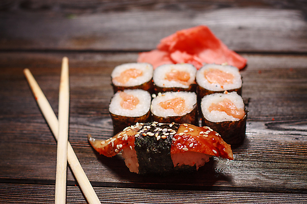 포토 JPG 해외이미지 젓가락 사람없음 아웃포커스 롤스시 장어초밥 일본음식 해외포토 음식 촬영기법 수저 초밥 파일형식 이미지허브