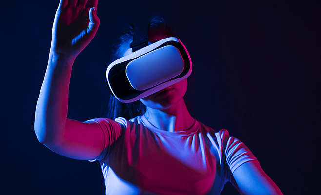 포토 JPG 해외이미지 여자 한명 손짓 상반신 성인 앞모습 손들기 보라색 스마트 하이테크 착용 웨어러블 가상현실 성인여자한명만 오큘러스 VR기기 해외포토 1 뷰포인트 컬러 컨셉 모션 기술 사람 기계 여자한명만 성인여자만 파일형식 이미지허브