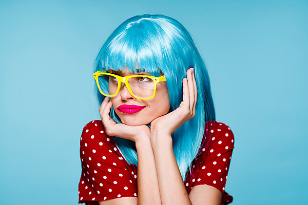 포토 JPG 해외이미지 응시 여자 하늘색 한명 상반신 성인 앞모습 가발 꽃받침 성인여자한명만 안경낌 힙스터 해외포토 1 시선 패션 안경 뷰포인트 사람 손짓 파란색 여자한명만 성인여자만 파일형식 이미지허브