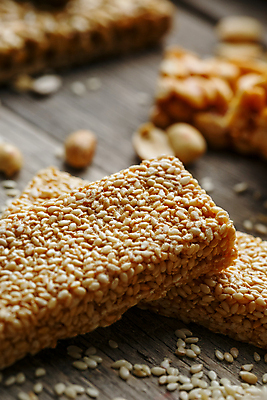 포토 JPG 해외이미지 실내 사람없음 아웃포커스 에너지바 참깨 나무배경 해외포토 음식 백그라운드 촬영기법 내부 깨 파일형식 이미지허브