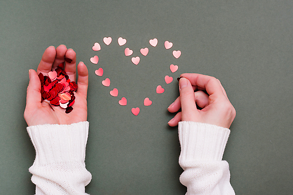포토 JPG 해외이미지 모양 손 백그라운드 컨셉 탁자 추상 기술 발렌타인데이 창조 선물 사랑 사람 사람없음 장식 빨간색 희망 낭만 하트 축하 잡기 도움 연결 심볼 주기 만들기 꽃가루 느림 리빙 돌봄 헬프 자선단체 해외포토 감정 컬러 가구 무늬 모션 데이이벤트 신체부위 그룹 가루 자선 파일형식 이미지허브