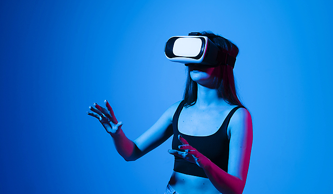 포토 JPG 해외이미지 여자 한명 손짓 상반신 성인 옆모습 손들기 스마트 하이테크 착용 웨어러블 가상현실 성인여자한명만 오큘러스 VR기기 해외포토 1 뷰포인트 컨셉 모션 기술 사람 기계 여자한명만 성인여자만 파일형식 이미지허브