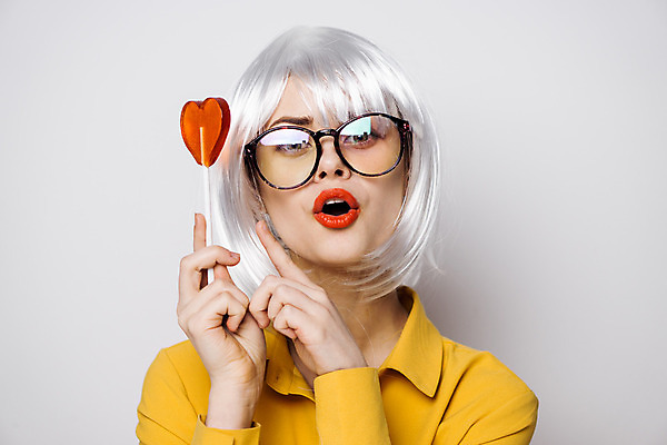 포토 JPG 해외이미지 여자 막대사탕 입벌림 한명 들기 상반신 성인 앞모습 하트 가리킴 은색 가발 성인여자한명만 안경낌 힙스터 해외포토 모양 1 패션 안경 뷰포인트 컬러 모션 표정 사탕 사람 손짓 여자한명만 성인여자만 파일형식 이미지허브