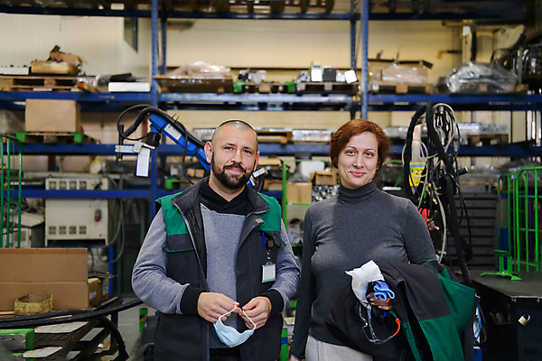 포토 JPG 해외이미지 응시 여자 남자 산업 공장 실내 마스크 들기 상반신 성인 두명 앞모습 엔지니어 성인만 해외포토 시선 뷰포인트 공업 모션 사람 내부 기술자 파일형식 이미지허브