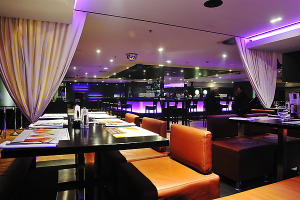 포토 JPG 해외이미지 의자 탁자 조명 사람없음 빛 인테리어 보라색 공간 커튼 바 모던 칵테일바 해외포토 디자인 컬러 가구 선술집 파일형식 이미지허브