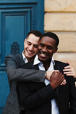 포토 JPG 해외이미지 백인 모델 커플 옷 남자 행복 유럽 포즈 백그라운드 셔츠 2 관계 포옹 성공 나비넥타이 거리 사랑 사람 정장 성인 야외 두명 유행 문 검은색 회색 도시 클래식 우아함 닫기 동성애자 스타일 성소수자 해외포토 서양인 감정 나라 컬러 컨셉 상의 안기 모션 넥타이 파일형식 이미지허브