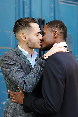 포토 JPG 해외이미지 백인 모델 라이프스타일 커플 옷 남자 행복 유럽 포즈 백그라운드 2 관계 포옹 성공 나비넥타이 거리 키스 사랑 사람 정장 성인 야외 두명 유행 검은색 회색 코트 도시 클래식 우아함 동성애자 스타일 성소수자 해외포토 서양인 감정 나라 컬러 컨셉 안기 넥타이 생활 외투 애정표현 파일형식 이미지허브