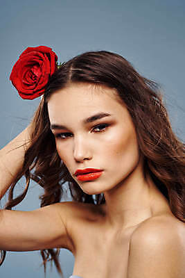 포토 JPG 해외이미지 백인 응시 여자 포즈 한명 들기 상반신 성인 옆모습 화장 뷰티 장미 성인여자한명만 해외포토 서양인 1 시선 꽃 뷰포인트 모션 사람 여자한명만 성인여자만 파일형식 이미지허브