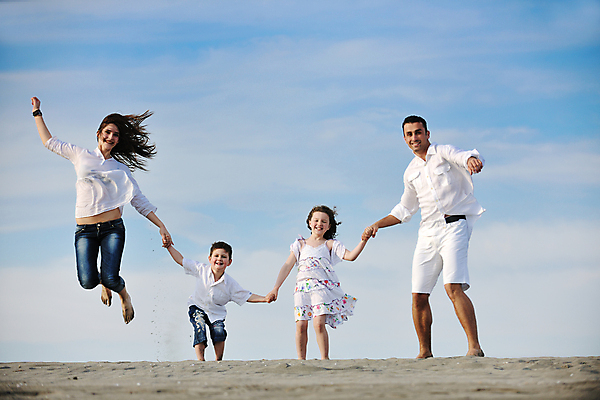 포토 JPG 해외이미지 주간 전신 라이프스타일 여자 남자 딸 행복 아들 어린이 모래 바다 여행 가족 하늘 엄마 휴가 사랑 웃음 사람 여러명 성인 야외 앞모습 여행객 손잡기 점프 기쁨 자녀 아빠 해외포토 자연요소 감정 뷰포인트 다수 관계 모션 표정 생활 파일형식 이미지허브