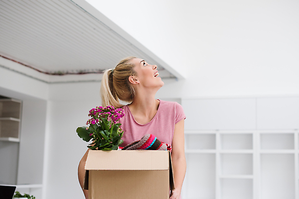 포토 JPG 해외이미지 응시 여자 남자 꽃 행복 들기 상반신 성인 두명 옆모습 상자 준비 천장 이삿짐 성인만 해외포토 식물 시선 감정 뷰포인트 모션 사람 이사 파일형식 이미지허브