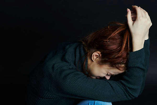 포토 JPG 해외이미지 여자 실내 고개숙이기 한명 상반신 성인 옆모습 슬픔 우울감 우울증 힘듦 성인여자한명만 해외포토 1 감정 뷰포인트 컨셉 숙이기 사람 내부 질병 여자한명만 성인여자만 파일형식 이미지허브