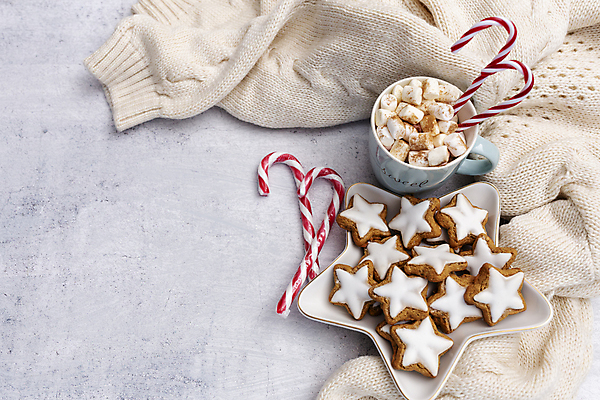 포토 JPG 해외이미지 크리스마스 크리스마스용품 실내 사람없음 쿠키 니트 흰배경 코코아 지팡이사탕 해외포토 기념일 음료 백그라운드 상의 디저트 사탕 내부 흰색 용품 파일형식 이미지허브