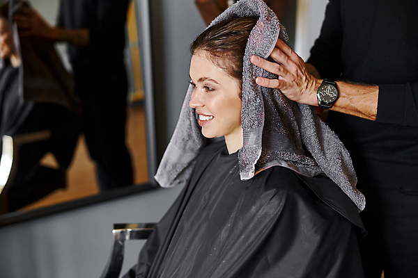 포토 JPG 해외이미지 백인 여자 남자 실내 상반신 성인 두명 옆모습 수건 잡기 미용실 머리손질 닦기 머리말리기 성인만 해외포토 서양인 뷰포인트 모션 사람 내부 위생용품 뷰티 뷰티샵 파일형식 이미지허브