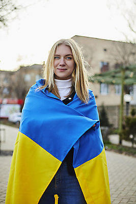 포토 JPG 해외이미지 유럽 얼굴 한명 사람 파란색 평화 자유 깃발 민주주의 충돌 심볼 군용 전쟁 러시아 애국심 그만 독립 우크라이나 위기 전국 정치 지원 항의 해외포토 1 나라 컬러 컨셉 군대 신체부위 파일형식 이미지허브